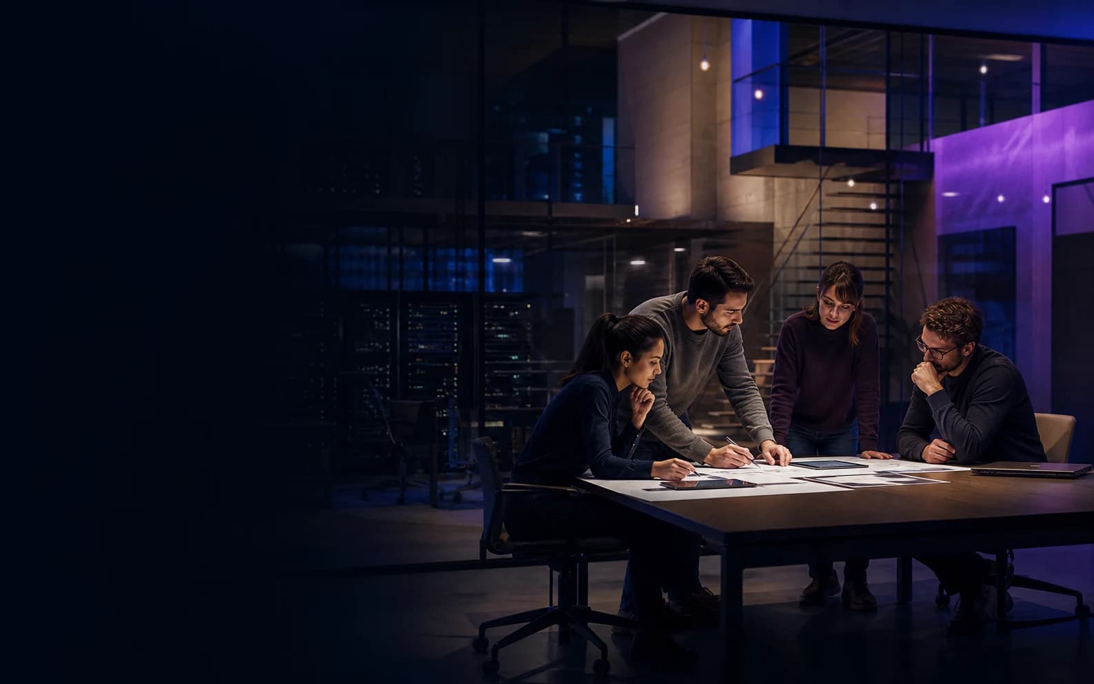 Equipo genérico de ingeniería y producto colaborando en un estudio tecnológico